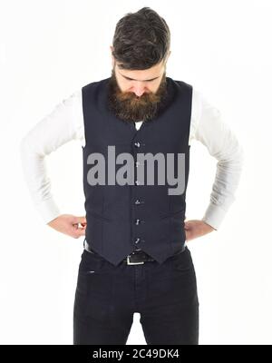 Trauriger bärtiger Mann mit Händen in den Taschen, der nach unten schaut. Ganzkörperportrait isoliert auf weißem Hintergrund. Stockfoto