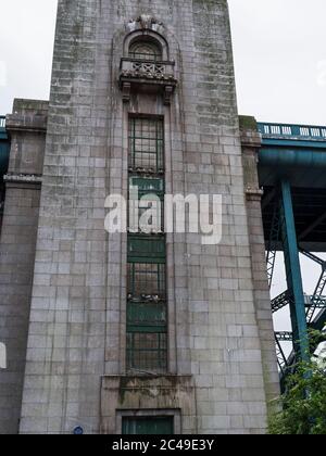 Kolonie von Kittiwake, Rissa tridactyla, nisten auf einer Tyne Bridge Säule an der Gateshead Seite der ikonischen Tyne Bridge, Newcastle upon Tyne, UK Stockfoto