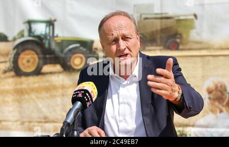 Leipzig, Deutschland. Juni 2020. Bauernpräsident Joachim Rukwied spricht beim Erntedankfest des Deutschen Bauernverbandes. Für deutsche Landwirte begann das Jahr 2020 sehr schlecht - erst Dürre und Spätfrost und dann die Coronapandemie störte die Märkte völlig. Die Getreideernte hingegen könnte einen kleinen Grund zur Hoffnung geben. Bei Getreide sollten die Erntemengen knapp 18 Prozent höher sein als 2018. Quelle: Jan Woitas/dpa-Zentralbild/dpa/Alamy Live News Stockfoto