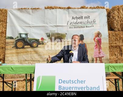 Leipzig, Deutschland. Juni 2020. Bauernpräsident Joachim Rukwied spricht beim Erntedankfest des Deutschen Bauernverbandes. Für deutsche Landwirte begann das Jahr 2020 sehr schlecht - erst Dürre und Spätfrost und dann die Coronapandemie störte die Märkte völlig. Die Getreideernte hingegen könnte einen kleinen Grund zur Hoffnung geben. Bei Getreide sollten die Erntemengen knapp 18 Prozent höher sein als 2018. Quelle: Jan Woitas/dpa-Zentralbild/dpa/Alamy Live News Stockfoto