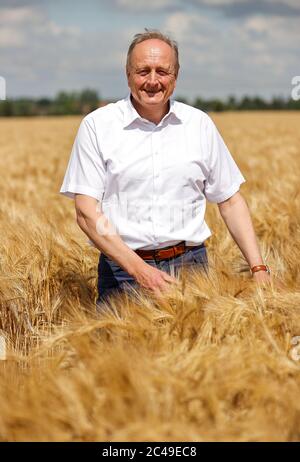 Leipzig, Deutschland. Juni 2020. Nach dem Ernteauftakt des Deutschen Bauernverbandes geht Landwirt-Präsident Joachim Rukwied durch ein Gerstenfeld. Für deutsche Landwirte begann das Jahr 2020 sehr schlecht - erst Dürre und Spätfrost und dann die Coronapandemie störte die Märkte völlig. Die Getreideernte hingegen könnte einen kleinen Grund zur Hoffnung geben. Bei Getreide sollten die Erntemengen knapp 18 Prozent höher sein als 2018. Quelle: Jan Woitas/dpa-Zentralbild/dpa/Alamy Live News Stockfoto