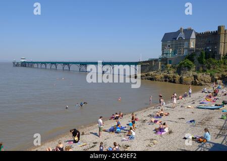 Clevedon, Somerset, Großbritannien. Juni 2020. Die Temperaturen werden an der North Somerset Coast auf 30 Grad Celsius ansteigen. Die Menschen nutzen die Gelegenheit, das gute Wetter zu genießen, da der Lockdown langsam entspannt wird. Kredit: JMF Nachrichten/Alamy Live Nachrichten Stockfoto