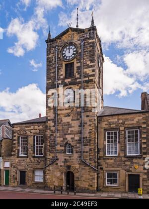 Rathaus in Alnwick, Northumberland, Großbritannien mit Uhrturm Stockfoto