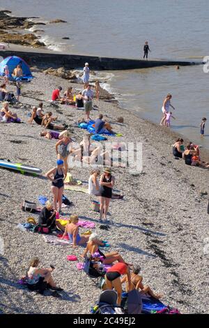 Clevedon, Somerset, Großbritannien. Juni 2020. Die Temperaturen werden an der North Somerset Coast auf 30 Grad Celsius ansteigen. Die Menschen nutzen die Gelegenheit, das gute Wetter zu genießen, da der Lockdown langsam entspannt wird. Kredit: JMF Nachrichten/Alamy Live Nachrichten Stockfoto