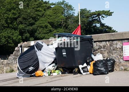 Clevedon, Somerset, Großbritannien. Juni 2020. Die Temperaturen werden an der North Somerset Coast auf 30 Grad Celsius ansteigen. Die Menschen nutzen die Gelegenheit, das gute Wetter zu genießen, da der Lockdown langsam entspannt wird. Yesterdays Müll erwartet Abholung.Quelle: JMF News/Alamy Live News Stockfoto