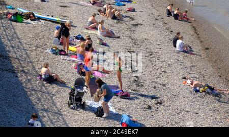 Clevedon, Somerset, Großbritannien. Juni 2020. Die Temperaturen werden an der North Somerset Coast auf 30 Grad Celsius ansteigen. Die Menschen nutzen die Gelegenheit, das gute Wetter zu genießen, da der Lockdown langsam entspannt wird. Kredit: JMF Nachrichten/Alamy Live Nachrichten Stockfoto