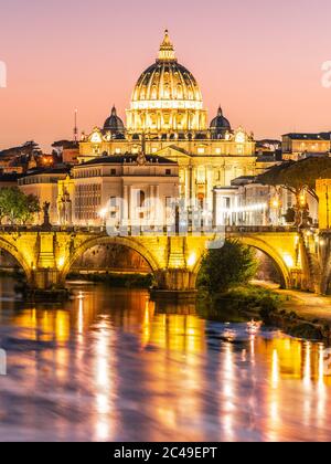 Petersdom im Vatikan und Ponte Sant'Angelo Brücke über den Tiber in der Abenddämmerung. Romantische Abendstadtbild von Rom, Italien. Stockfoto
