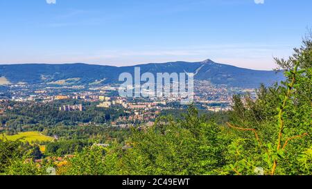 Blick auf Liberec Stadt und Jested Berg an sonnigen Sommertag. Stockfoto