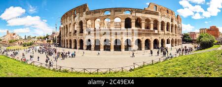 ROM, ITALIEN - 05. MAI 2019: Das Kolosseum in Rom, Italien Weitwinkel-Panoramaaufnahme Stockfoto