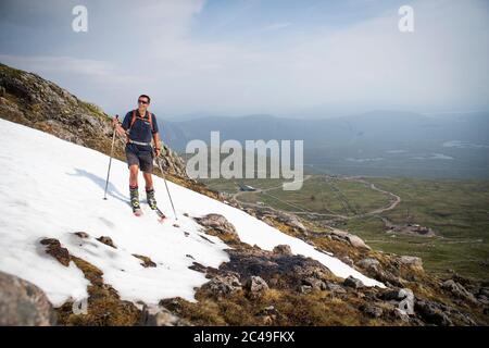 Andy Meldrum, Besitzer des Glencoe Mountain Resort, fährt Ski auf einigen der verbleibenden Schneepatches auf den Pisten von Meall A'Bhuiridh in Glencoe, da der Donnerstag der heißeste Tag des Jahres in Großbritannien sein könnte, mit sengenden Temperaturen, die noch weiter steigen werden. Stockfoto