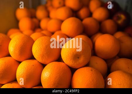 Orangen schön auf dem Markt zum Verkauf angeordnet. Zitrusfrüchte sind sehr reich an Vitamin A und Vitamin C, die in Gewichtsverlust hilft und stärken das Immunsystem. Stockfoto