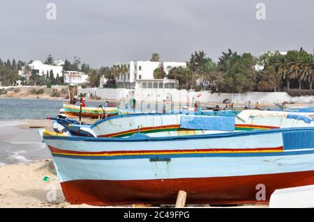 Hammamet, Tunesien- 07. Februar 2009: Tunesische Fischerboote am Strand in ihren traditionellen Farben. Stockfoto