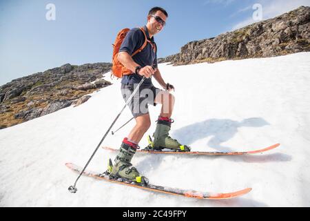 Andy Meldrum, Besitzer des Glencoe Mountain Resort, fährt Ski auf einigen der verbleibenden Schneepatches auf den Pisten von Meall A'Bhuiridh in Glencoe, da der Donnerstag der heißeste Tag des Jahres in Großbritannien sein könnte, mit sengenden Temperaturen, die noch weiter steigen werden. Stockfoto