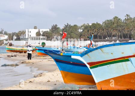 Hammamet, Tunesien- 07. Februar 2009: Tunesische Fischerboote am Strand in ihren traditionellen Farben. Stockfoto