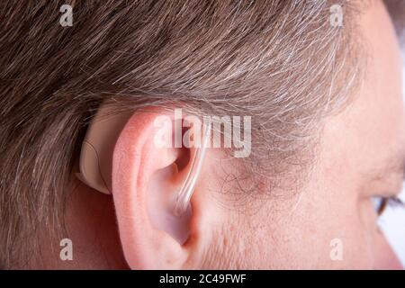 Seniorenohr mit Hörgerät Stockfoto