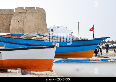 Hammamet, Tunesien- 07. Februar 2009: Tunesische Fischerboote am Strand in ihren traditionellen Farben. Stockfoto