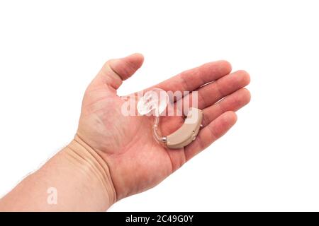 Hand des Mannes mit einem BTE-Hörgerät mit Ohrmugelform Stockfoto