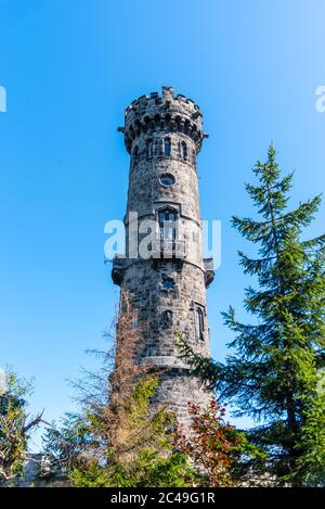 Aussichtsturm Decinsky Sneznik auf dem Gipfel des Berges Decinsky Sneznik, deutsch: Hoher Schneeberg. Schutzgebiet Elbe Sandsteine, Tschechische Republik. Stockfoto