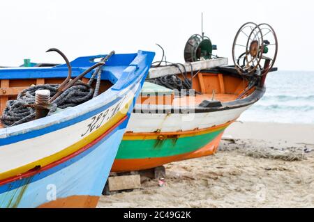 Hammamet, Tunesien- 07. Februar 2009: Tunesische Fischerboote am Strand in ihren traditionellen Farben. Stockfoto