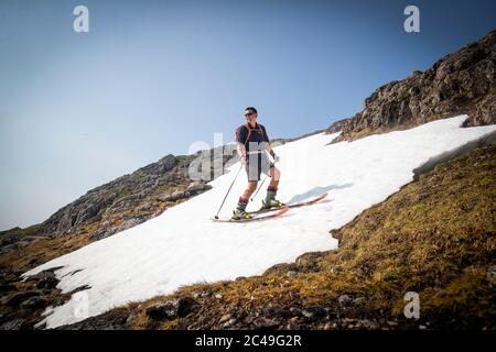 Andy Meldrum, Besitzer des Glencoe Mountain Resort, fährt Ski auf einigen der verbleibenden Schneepatches auf den Pisten von Meall A'Bhuiridh in Glencoe, da der Donnerstag der heißeste Tag des Jahres in Großbritannien sein könnte, mit sengenden Temperaturen, die noch weiter steigen werden. Stockfoto