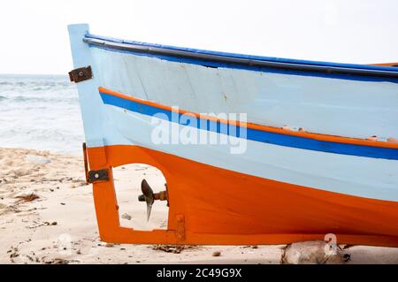 Hammamet, Tunesien- 07. Februar 2009: Tunesische Fischerboote am Strand in ihren traditionellen Farben. Stockfoto