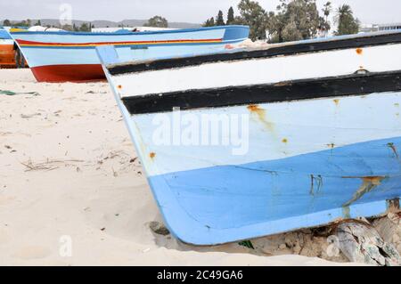 Hammamet, Tunesien- 07. Februar 2009: Tunesische Fischerboote am Strand in ihren traditionellen Farben. Stockfoto