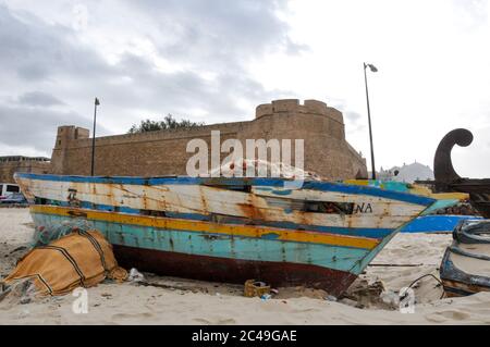 Hammamet, Tunesien- 07. Februar 2009: Tunesische Fischerboote am Strand in ihren traditionellen Farben. Stockfoto