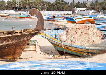 Hammamet, Tunesien- 07. Februar 2009: Tunesische Fischerboote am Strand in ihren traditionellen Farben. Stockfoto