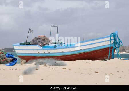 Hammamet, Tunesien- 07. Februar 2009: Tunesische Fischerboote am Strand in ihren traditionellen Farben. Stockfoto