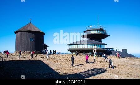 SNEZKA, RIESENGEBIRGE - 12. OKTOBER 2019: Polnische Hütte auf dem Gipfel des Snezka oder Sniezka Gebirges, Riesengebirge, Tschechische Republik und Polen. Stockfoto