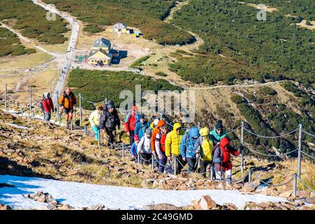 TSCHECHISCHE REPUBLIK - 12. OKTOBER 2019: Wanderweg zum Gipfel des Snezka - dem höchsten Berg der Tschechischen Republik. Stockfoto