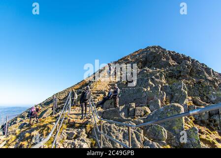 TSCHECHISCHE REPUBLIK - 12. OKTOBER 2019: Wanderweg zum Gipfel des Snezka - dem höchsten Berg der Tschechischen Republik. Stockfoto