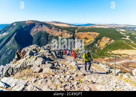 TSCHECHISCHE REPUBLIK - 12. OKTOBER 2019: Wanderweg zum Gipfel des Snezka - dem höchsten Berg der Tschechischen Republik. Stockfoto