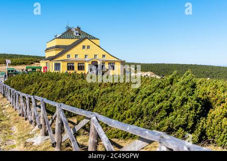 Schlesisches Haus, Polnisch: Dom Slaski, Tschechisch: Slezky dum. Berghütte im Riesengebirge, Polen und Tschechien. Stockfoto