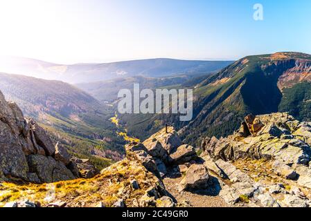 Riesental, Tschechisch: Obri dul, am sonnigen Herbsttag in Riesengebirge, Tschechische Republik. Blick vom Snezka Berg. Stockfoto