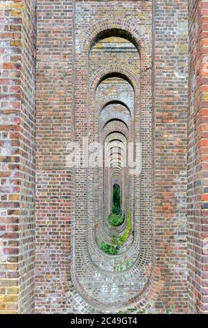 Chappel, Essex, 21/07/2014 das aus Backstein gebaute Chappel Viadukt ist ein Eisenbahnviadukt, das den Fluss Colne im Colne Valley in Essex, England, durchquert. I Stockfoto