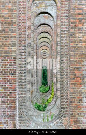 Chappel, Essex, 21/07/2014 das aus Backstein gebaute Chappel Viadukt ist ein Eisenbahnviadukt, das den Fluss Colne im Colne Valley in Essex, England, durchquert. I Stockfoto