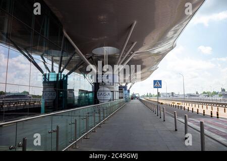 Kiew, Ukraine - 23. Juni 2020: Internationaler Flughafen Boryspil. Leeres Terminal D. Eingang zum Hauptgebäude. Speicherplatz kopieren. Stockfoto