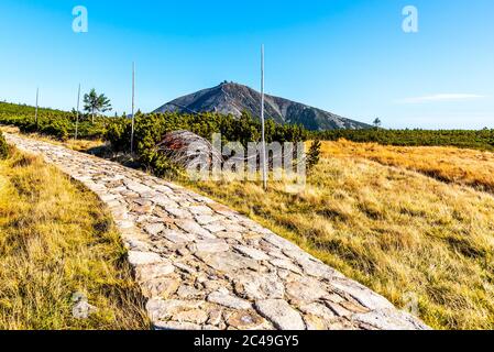 Snezka Berg und Kopfsteinpflaster Route in Riesengebirgen, Nationalpark Riesengebirge, Tschechische Republik. Stockfoto