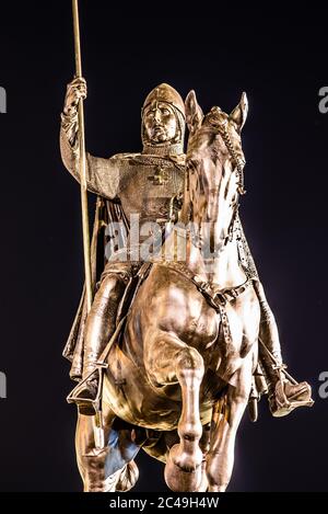 Bronze Reiterstatue des Heiligen Wenzels auf dem Wenzelsplatz in Prag bei Nacht, Tschechische Republik. Detailansicht. Stockfoto