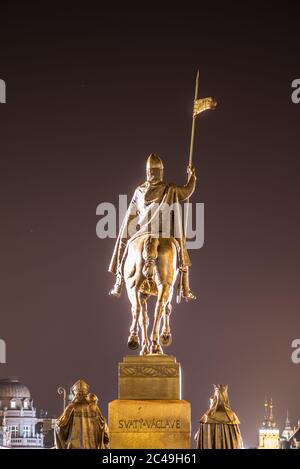 Bronze Reiterstatue des Heiligen Wenzels auf dem Wenzelsplatz in Prag bei Nacht, Tschechische Republik. Blick von der Rückseite. Stockfoto