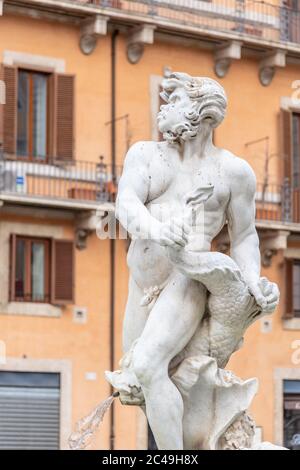 Detailansicht der Hauptskulptur des Fontana del Moro, oder Moor-Brunnen, auf der Piazza Navona, Rom, Italien. Stockfoto