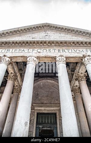 Römisches Pantheon - detaillierte Ansicht des Eingangs von unten mit Säulen und Tympanon. Rom, Italien. Stockfoto