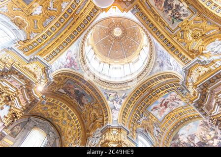 ROM, ITALIEN - 05. MAI 2019: Malerische Decke der Basilika San Carlo al Corso in Rom, Italien. Stockfoto