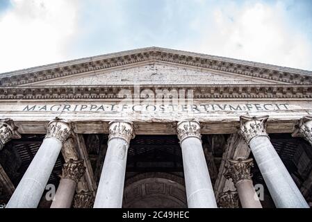 Römisches Pantheon - detaillierte Ansicht des Eingangs von unten mit Säulen und Tympanon. Rom, Italien. Stockfoto