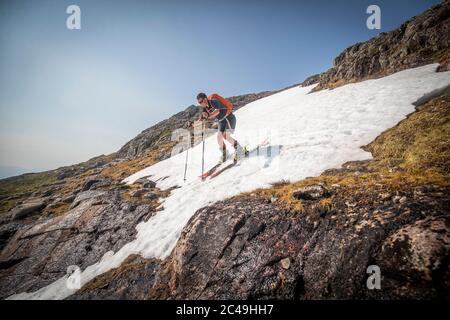 Andy Meldrum, Besitzer des Glencoe Mountain Resort, fährt Ski auf einigen der verbleibenden Schneepatches auf den Pisten von Meall A'Bhuiridh in Glencoe, da der Donnerstag der heißeste Tag des Jahres in Großbritannien sein könnte, mit sengenden Temperaturen, die noch weiter steigen werden. Stockfoto