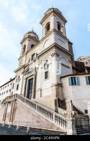 Trinita dei Monti Kirche an der Spitze der Spanischen Treppe in Rom, Italien. Stockfoto