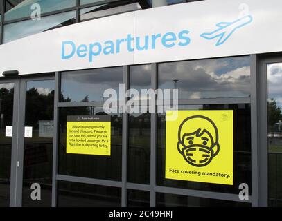 Der Flughafen London Southend hat sein Terminal covid-19 durch obligatorische Gesichtsbezüge gesichert und nur Passagiere mit Flügen, die im Juni 2020 erlaubt sind Stockfoto