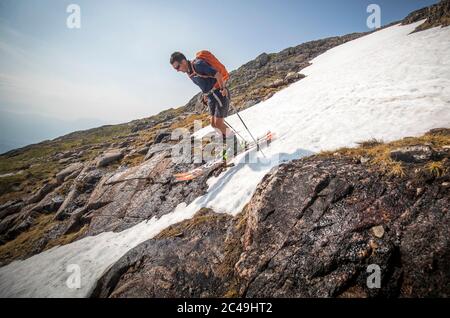 Andy Meldrum, Besitzer des Glencoe Mountain Resort, fährt Ski auf einigen der verbleibenden Schneepatches auf den Pisten von Meall A'Bhuiridh in Glencoe, da der Donnerstag der heißeste Tag des Jahres in Großbritannien sein könnte, mit sengenden Temperaturen, die noch weiter steigen werden. Stockfoto