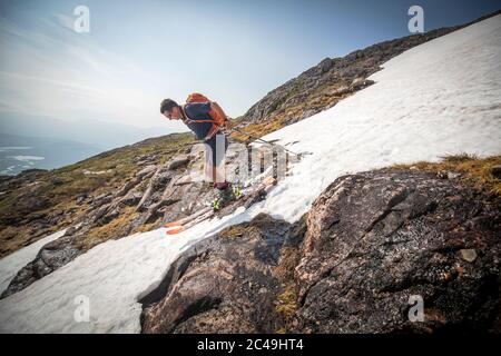 Andy Meldrum, Besitzer des Glencoe Mountain Resort, fährt Ski auf einigen der verbleibenden Schneepatches auf den Pisten von Meall A'Bhuiridh in Glencoe, da der Donnerstag der heißeste Tag des Jahres in Großbritannien sein könnte, mit sengenden Temperaturen, die noch weiter steigen werden. Stockfoto